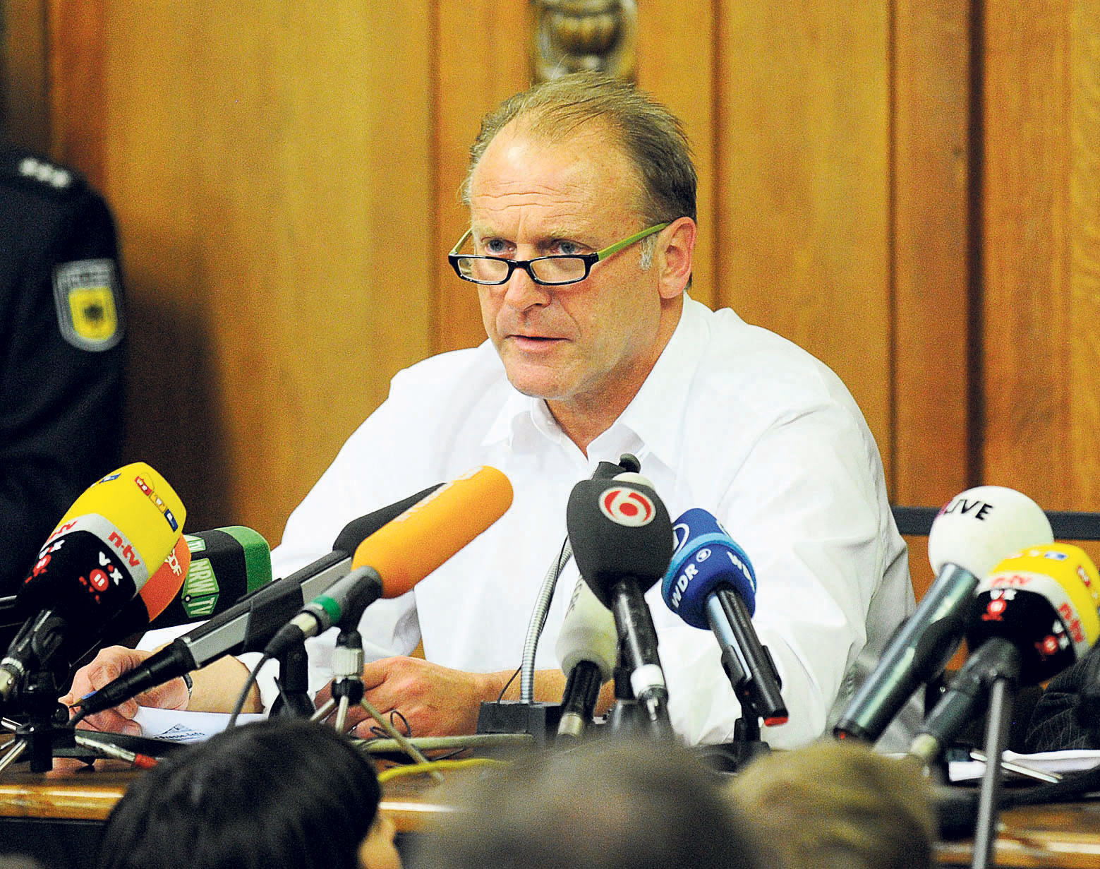 Der ehemalige Duisburger Ordnungsdezernent Wolfgang Rabe auf der Pressekonferenz im Duisburger Ratshaus am Tag nach der Loveparade-Katastrophe.