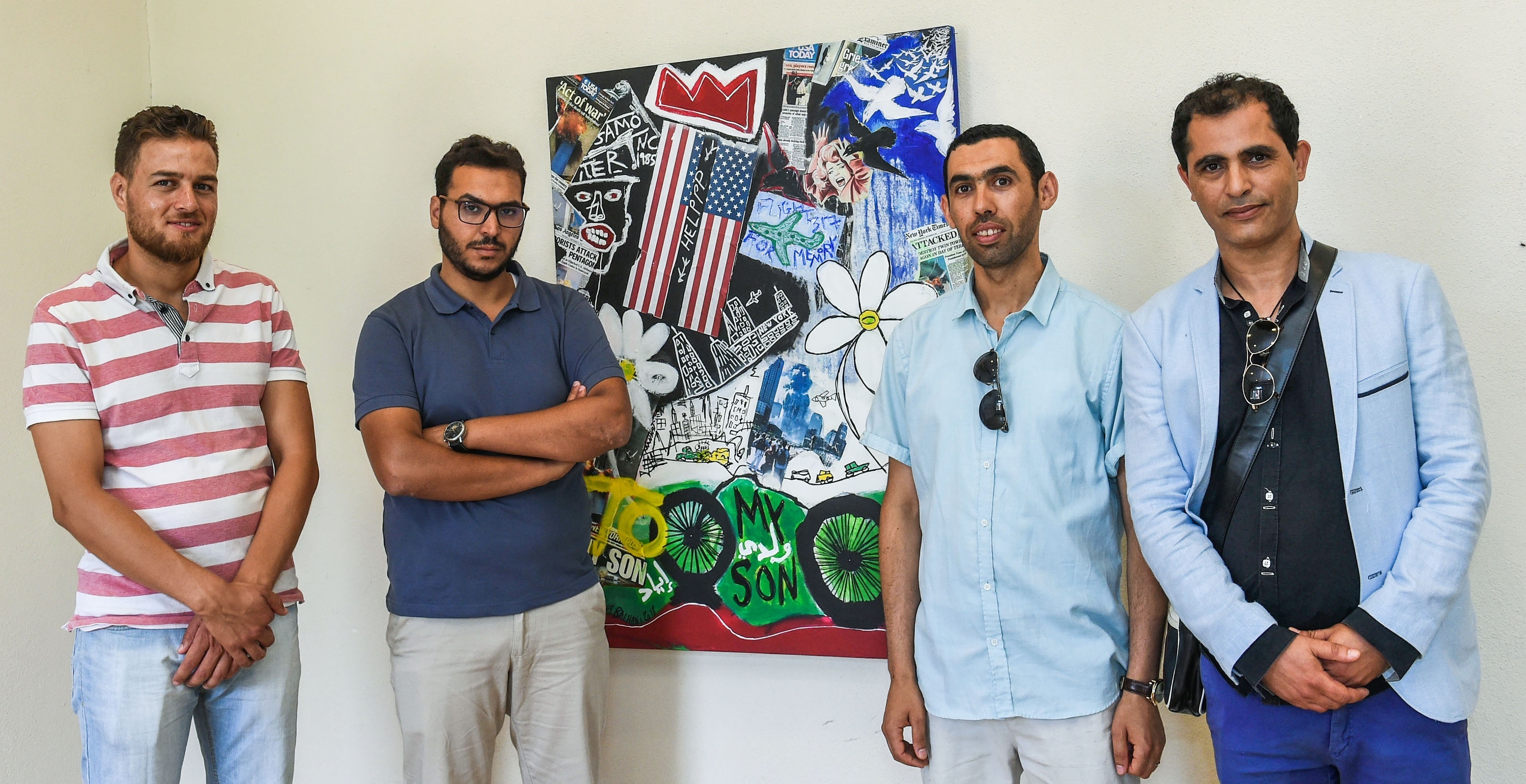 Faouzi Tanjaba, Abdelaziz Ousalah, Mohamed Yettoun und Abdelaziz Lourhraz präsentieren ein Bild des Künstlers Youssef Raihani.
Foto: Gohl