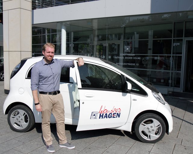 Rafael John Santiago, städtischer Klimaschutzmanager, möchte die E-Mobilität in Hagen voranbringen. Foto: Clara Berwe/Stadt Hagen