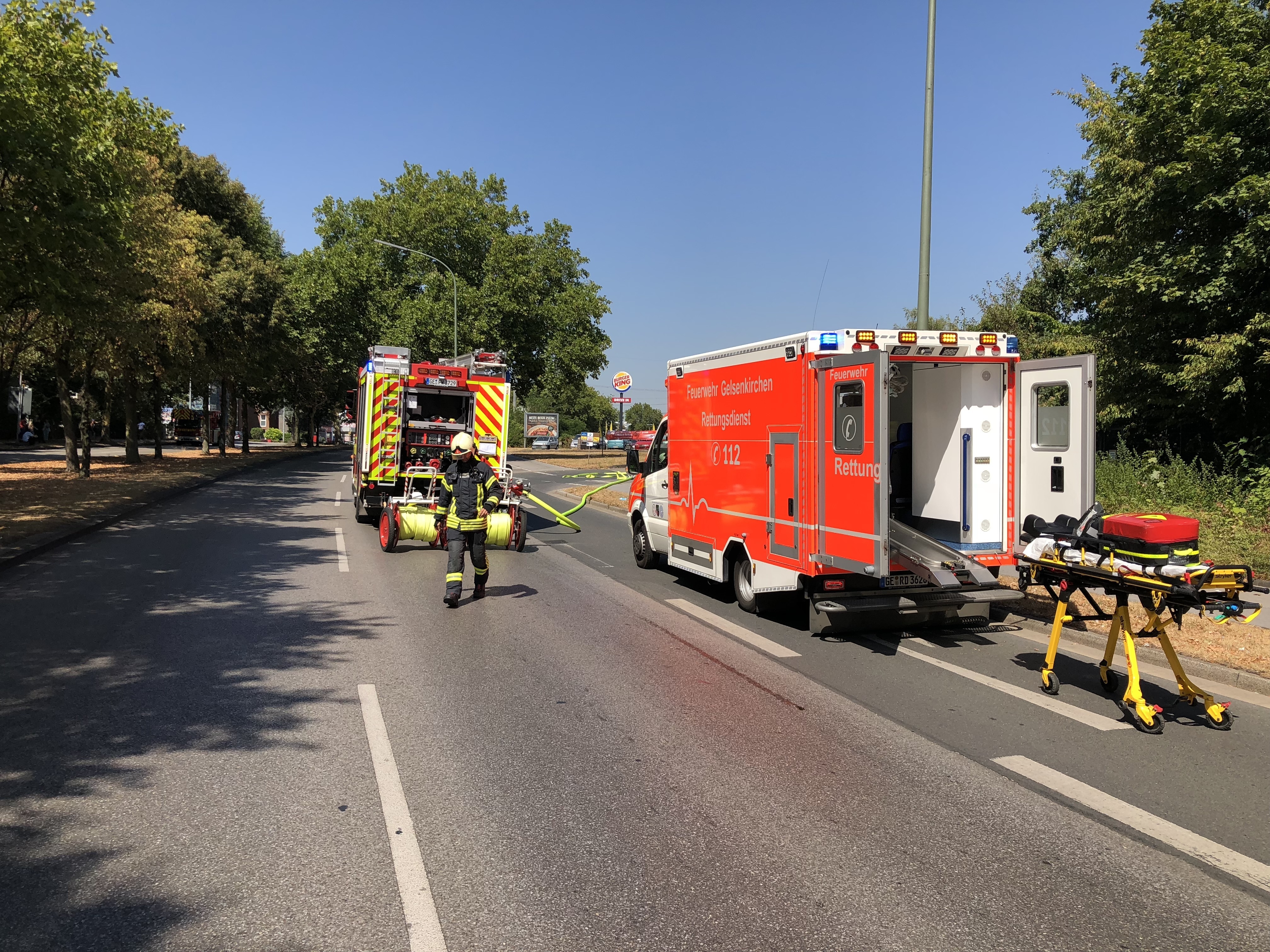 Die Gelsenkirchener Feuerwehr war mit Einsatzkräften aus Heßler und der Altstadt im Einsatz und wurde von einer Fachfirma unterstützt, die für ein kontrolliertes Abströmen des Gases sorgte. Foto: Feuerwehr GE