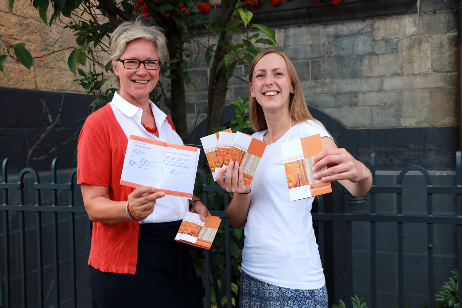 Gabriele Steuer, Gleichstellungsbeauftrage der Stadt Recklinghausen, mit ihrer Kollegin Juliane Stefani bei der Vorstellung des Frauenherbstkalenders.