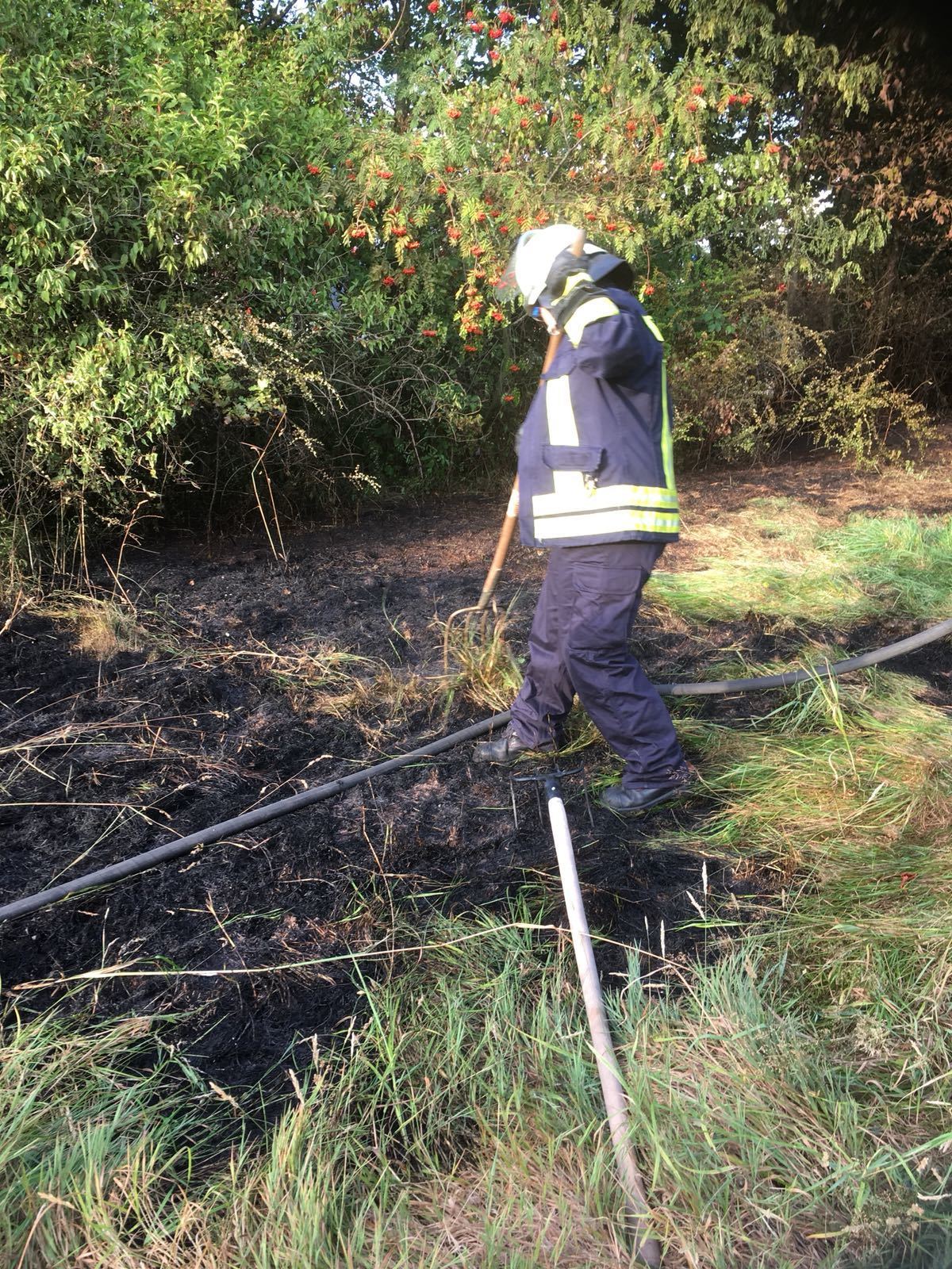 Mit zwei C-Rohren konnte das Feuer zügig gelöscht werden. Eine Ausbreitung konnte damit verhindert werden. Foto: Feuerwehr Menden