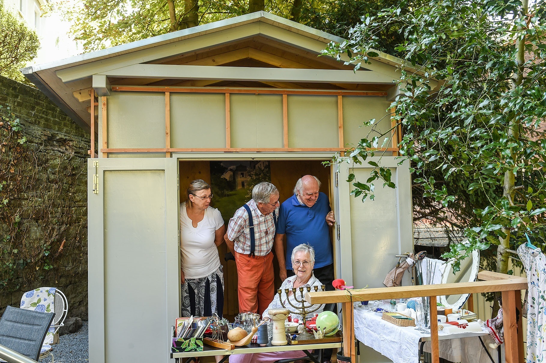 Beim Sommergarten diente der neue Pavillon als Flohmarktstand. Es freuen sich Karin Schmidt, Conrad Schlimm, Josef Ilting und Bärbel Schröder.
Foto: Gohl