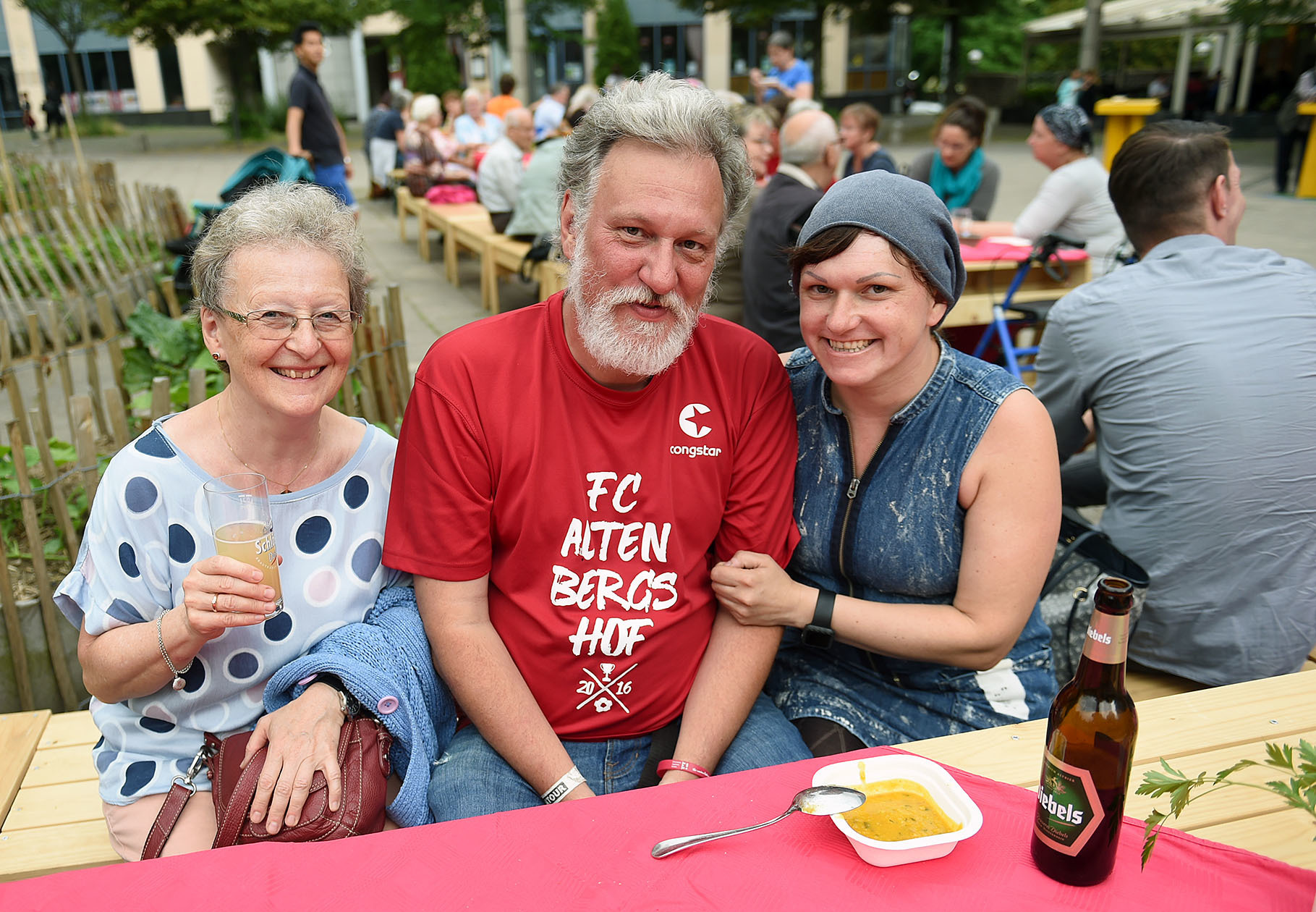 Suppenfest auf dem Weberplatz
Auch hilfsbereite Menschen der Ehrenamtsagentur und des Projektes Jessica Dorndorf hilft waren vor Ort.
V.l.: ?? ??, Ralf Weißke, Jessica Dorndorf