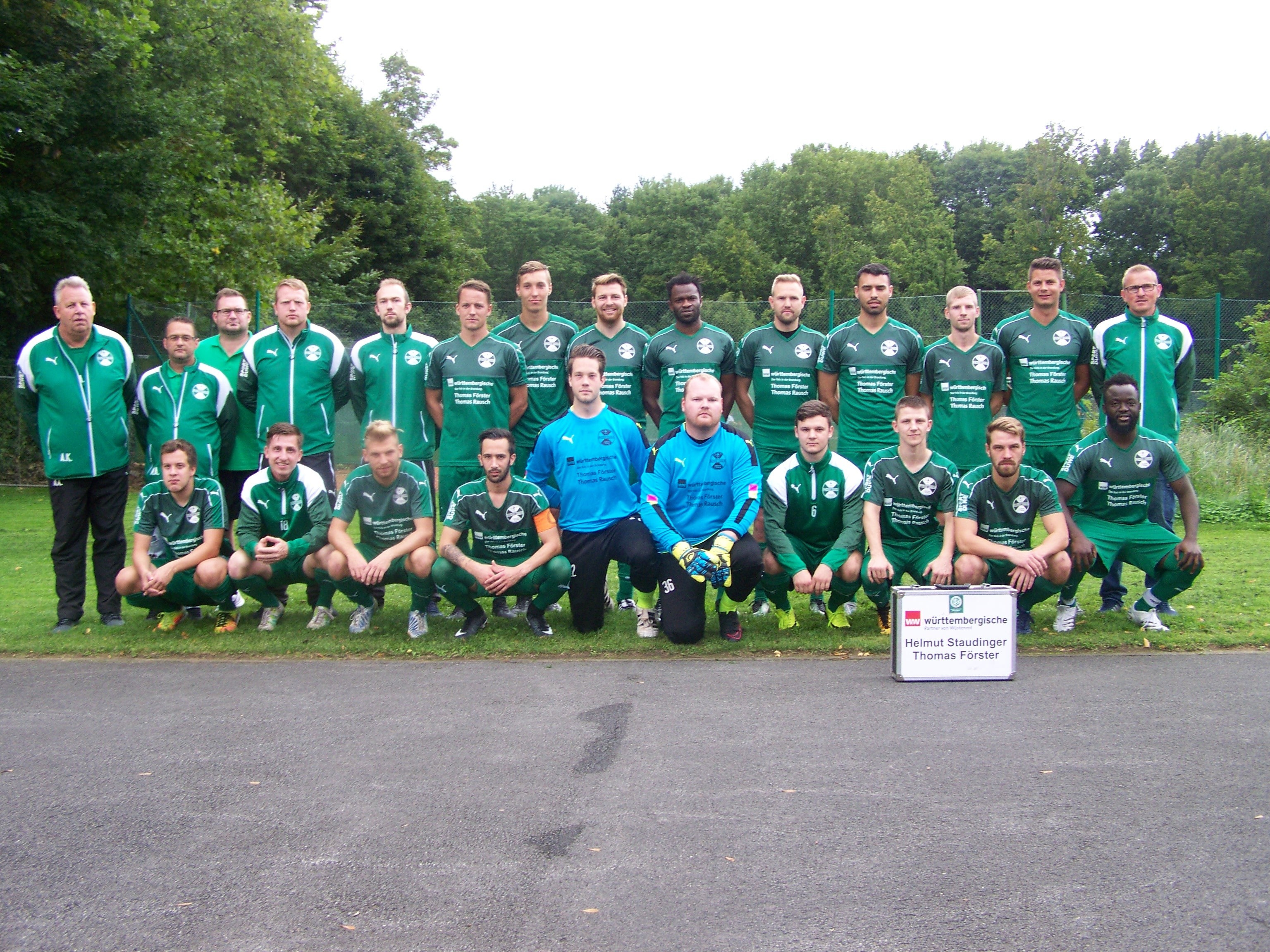 SC Phönix Essen, 1. Mannschaft (Photo Marx)
hinten, v.l.: Arndt Krosch ( Trainer) , Martin Angerer (Torwarttrainer ), Dirk Willmer (Physio), Gerrit Schwiertz , Matthias Matze Bade , Daniel Trinka , Pierre Kretschmann , Robin Puhan , Wale Afees Arogundade , Bastian Peter , Sammy Salama , Lars Anhalt, Daniel Conti , Titomir Benic ( Trainer ), davor v.l.: Ibrahim Erol Özbay , David Pijowczyk, Kevin Puhan , Erol Serin , Philip Hoffmann , Christian Baltus , Geani Dumitru , Niko Quiel , Kai Heinze , Oumar Keita,