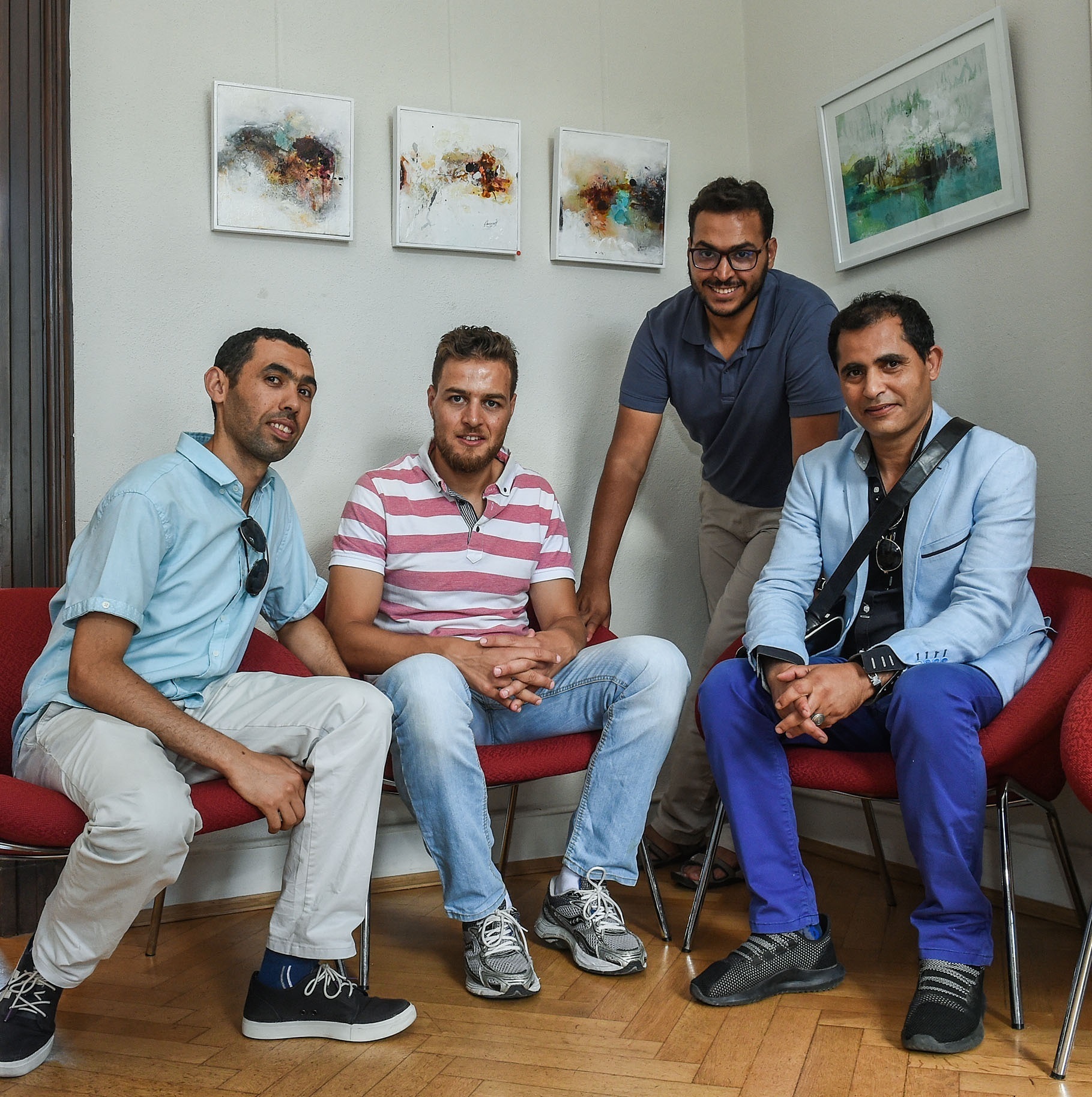Mohamed Yettoun, Faouzi Tanjaba, Abdelaziz Ousalah - er malte die drei Bilder links, und Abdelaziz Lourhraz - er malte das Bild rechts.
Foto: Gohl