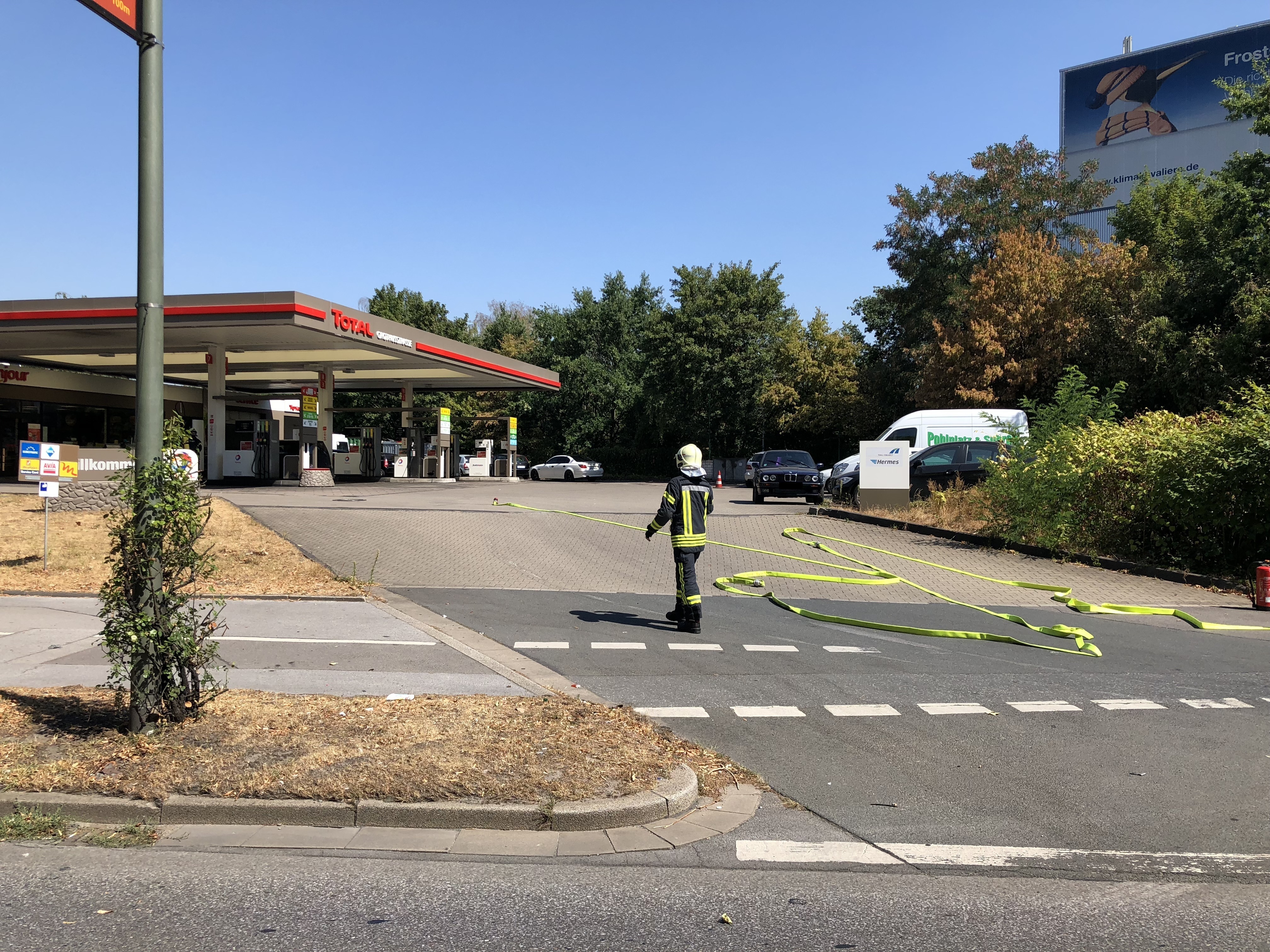 Die hohen Temperaturen zehrten an den Kräften der Feuerwehrmänner. Foto: Feuerwehr GE