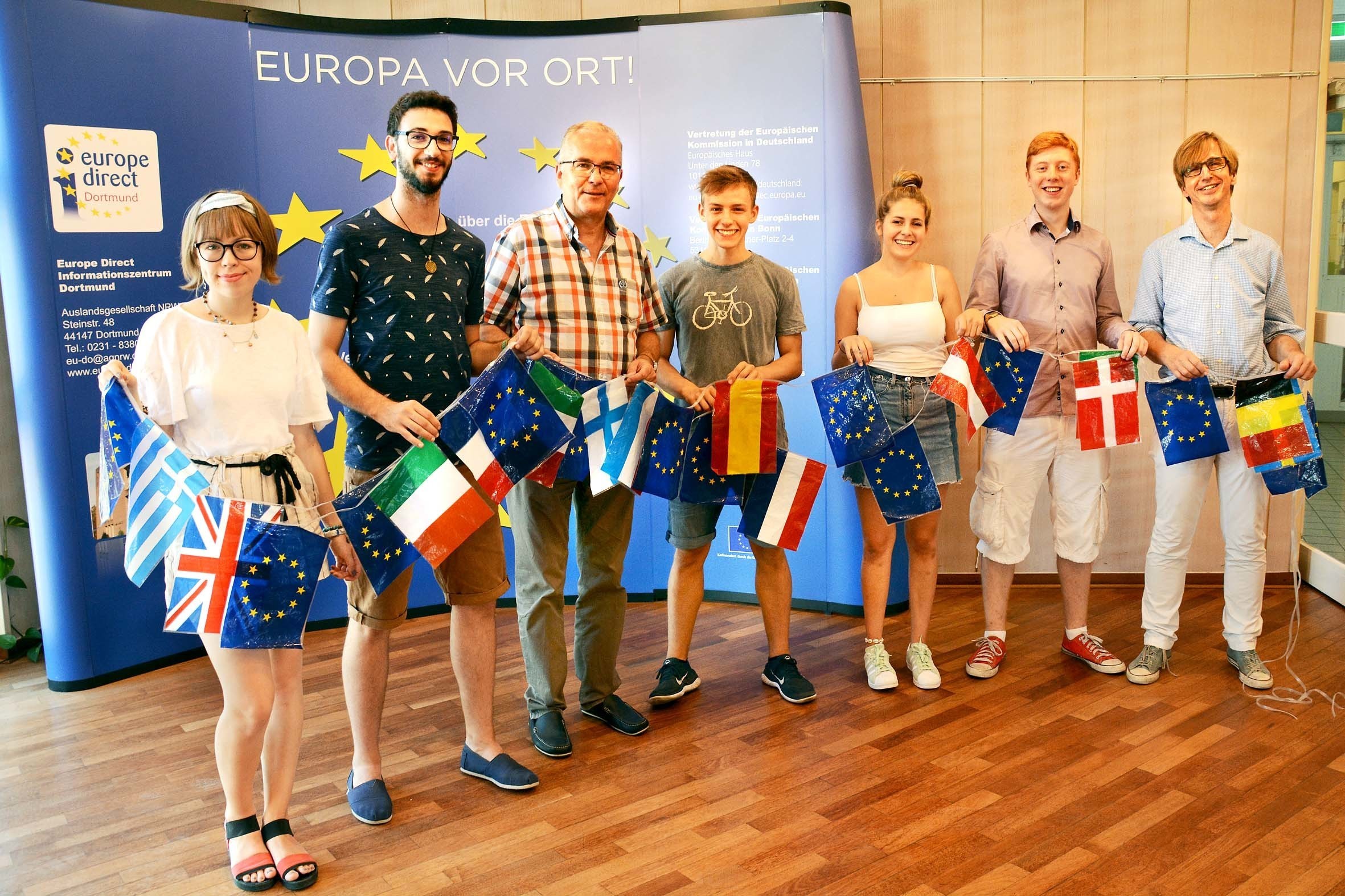 Dem Projektleiter Dirk Schubert und Klaus Wegener von der Auslandsgesellschaft berichteten die europäischen Freiwilligen (v. l.) Rita Eliseeva aus Russland und David Bastawros aus Österreich von ihrem Jahr in Dortmund. Inga Kampmann, Ben Quick und Lugh Walkowiak freuen sich auf ihren Einsatz.