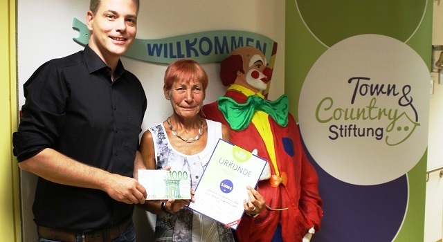 Stiftungsbotschafter Christian Schiffmann übergab Roswitha Rabe von der Elterninitiative den symbolischen Spendenscheck.
Foto: Vest Massivhaus