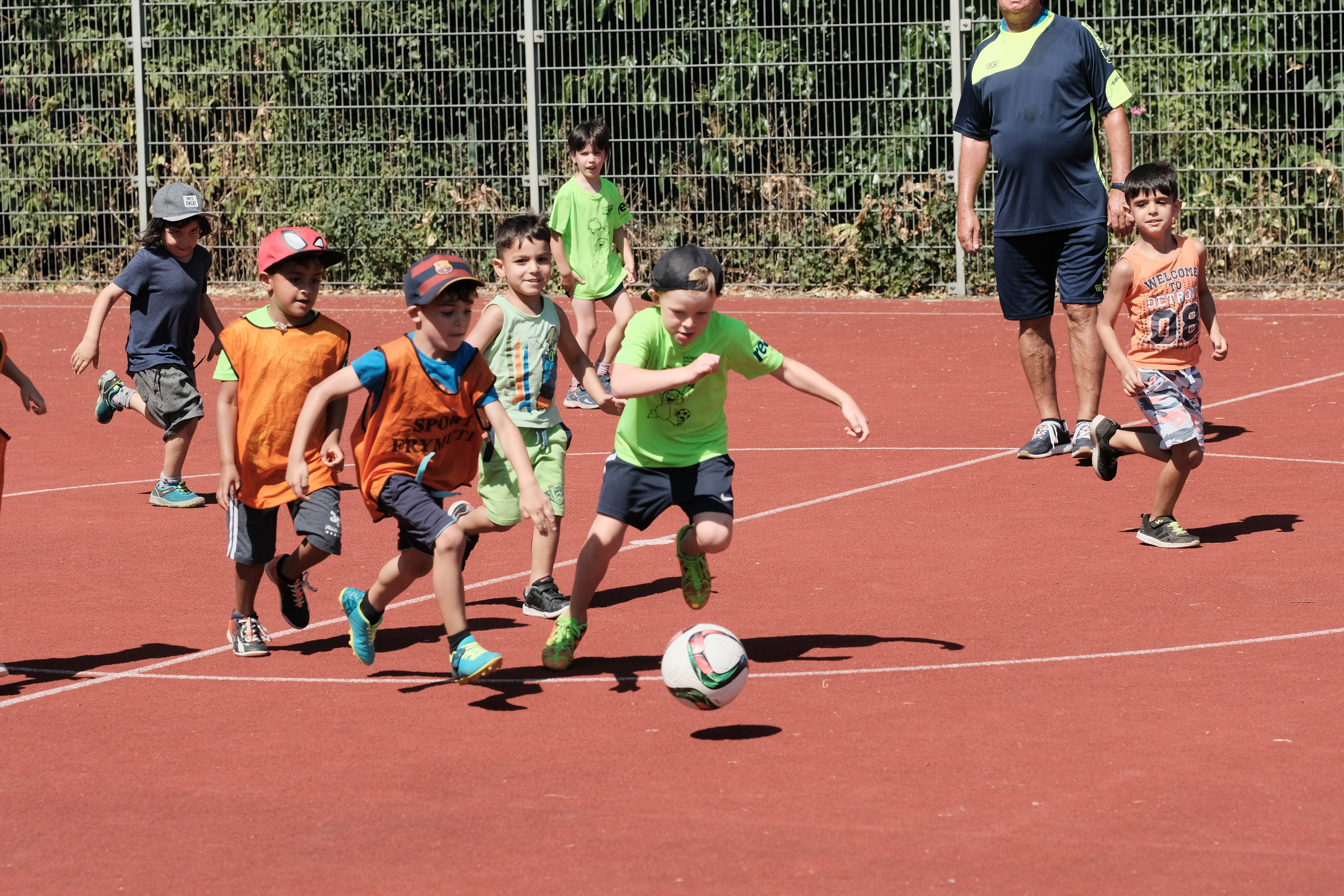 Jungen und Mädchen von vier bis elf Jahren kicken beim Projekt "Sport statt Straße". Foto: Landeshauptstadt Düsseldorf/Michael Gstettenbauer