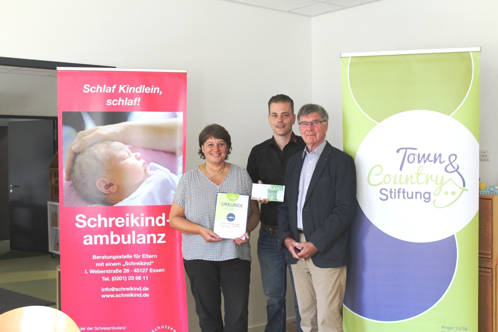 V.l.n.r.: Ute Kalvelis (Diplom-Sozialwissenschaftlerin), Christian Schiffmann (Stiftungsbotschafter) und Dr. Ulrich Kohns (Kinder- und Jugendarzt Psychotherapeut)
Foto: Vest Massivhaus