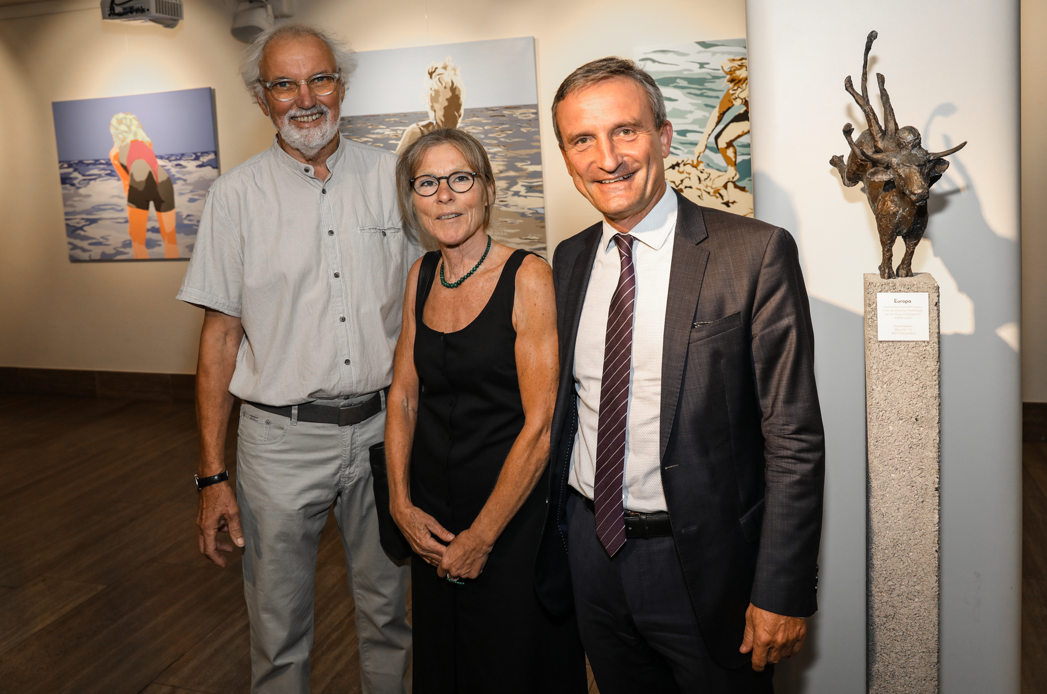 Eröffnung der Ausstellung "Zwischen Pop und Surreal" im Düsseldorfer Rathaus mit Oberbürgermeister Thomas Geisel (r.) und den Künstlern Karin Karrenberg und Hans Petrovic. Foto: Stadt Düsseldorf/ Melanie Zanin