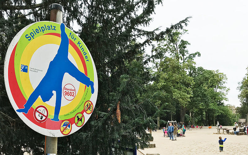 Die Spielplatzschilder mit dem Radschläger sind ab sofort mit der vierstelligen Notfallnummer gekennzeichnet.