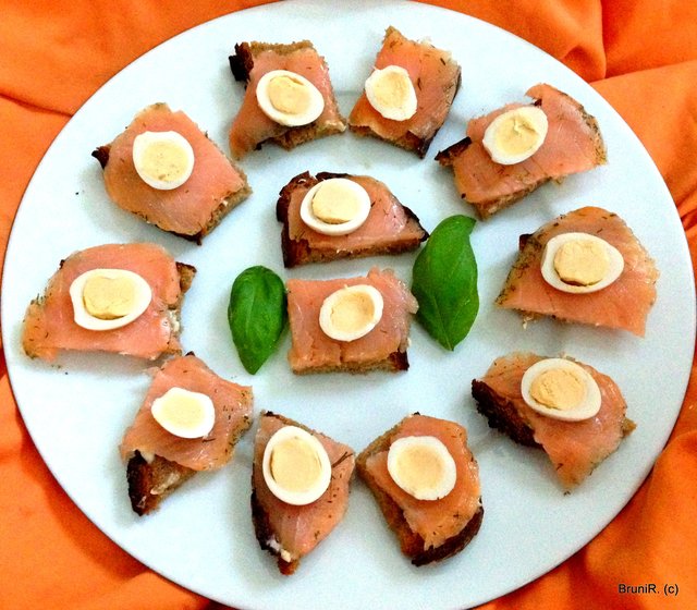 Lachs mit Wachteleier