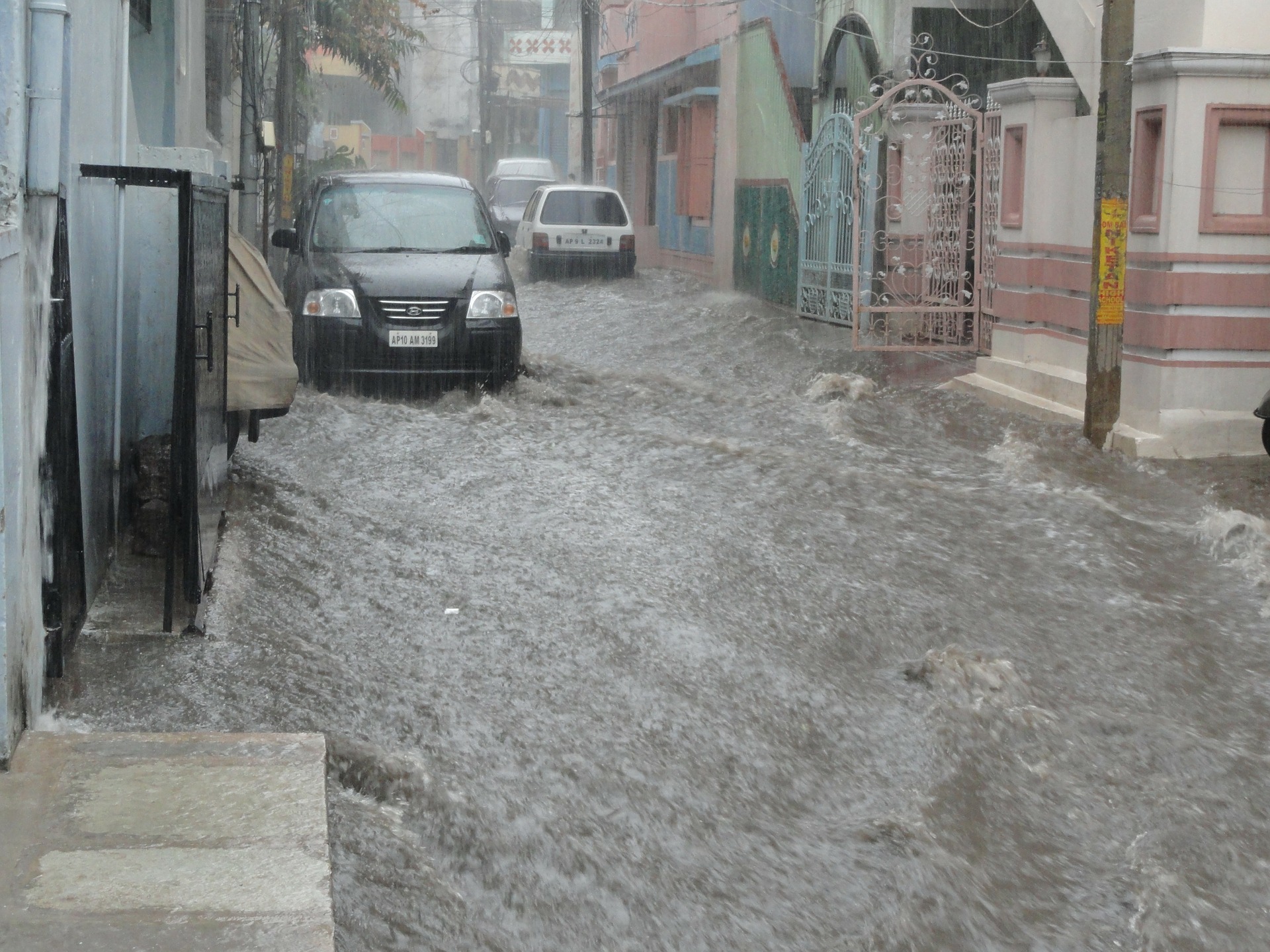 Regelmäßig werden Häuser, Hausrat und Autos massiv durch Sturm und Wassermassen beschädigt. (Symbolbild)