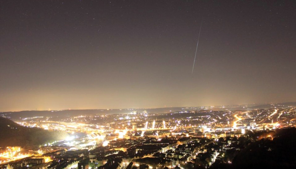 "Sternschnuppe über Hagen, aufgenommen am 27. März 2017 gegen 03:27 Uhr von der Webcam der Volkssternwarte Hagen auf dem Eugen-Richter-Turm." Archivfoto: Volkssternwarte Hagen.