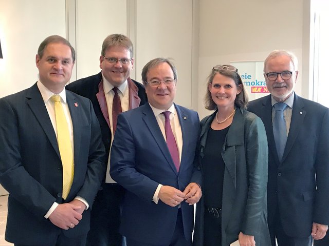 Auf dem Foto: Arne Hermann Stopsack, Kai Abruszat (VLK-NRW-Vorsitzender), Armin Laschet (NRW-Ministerpräsident), Judith Pirscher (VLK-Bundesvorsitzende), Werner Hoyer (Präsident der Europäischen Investitionsbank)