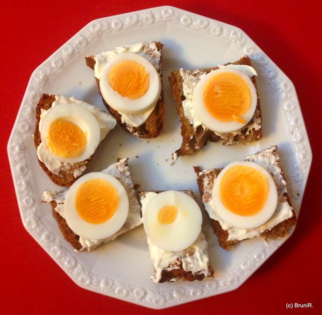 Eierbütterken auf Frischkäse