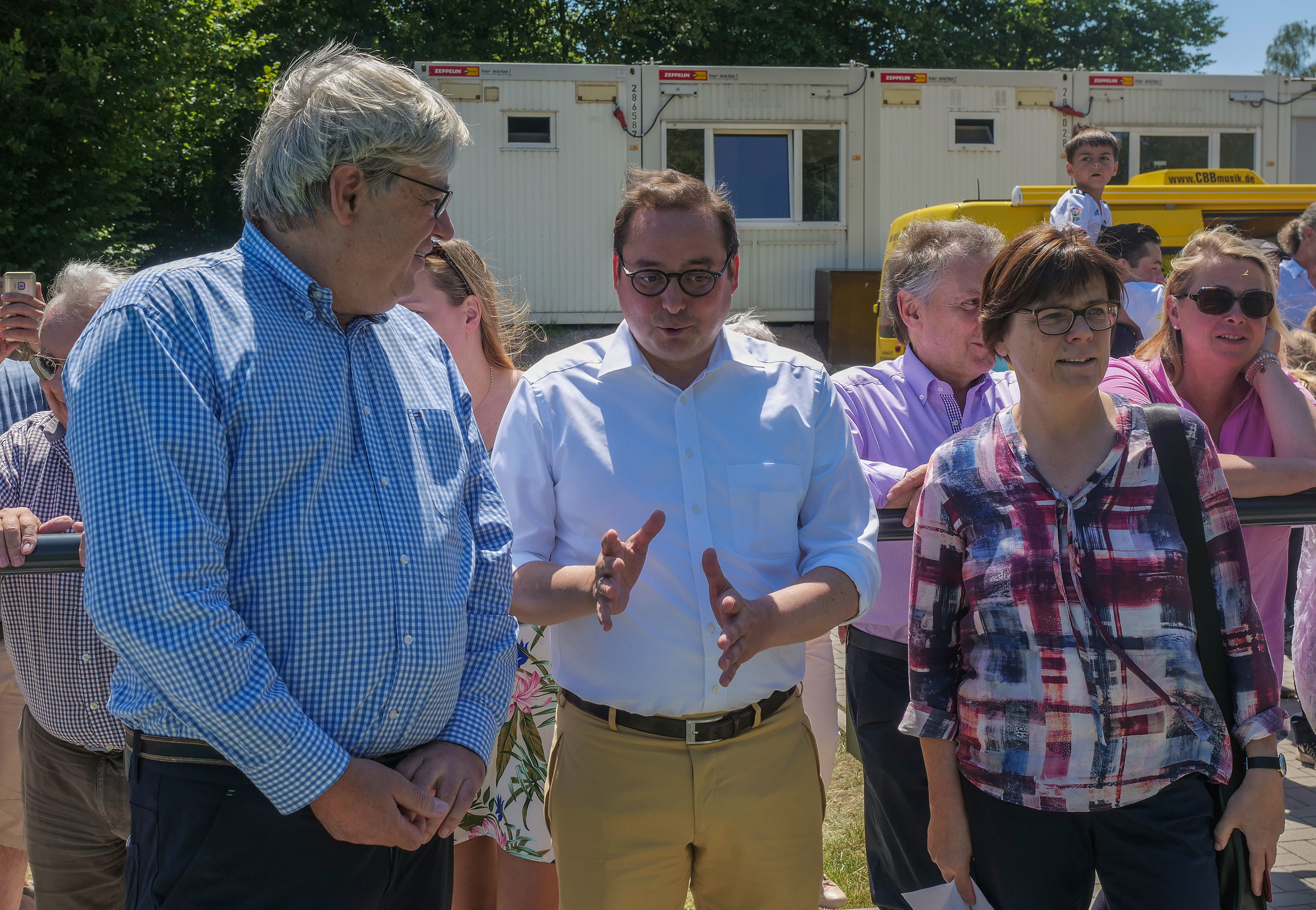 Simone Raskob (2.v.r.) mit (v.l.) Bezirksbürgermeister Michael Bonmann und Oberbürgermeister Thomas Kufen musste ihre Aussage in Bezug auf die Sanierung der Umkleiden korrigieren.