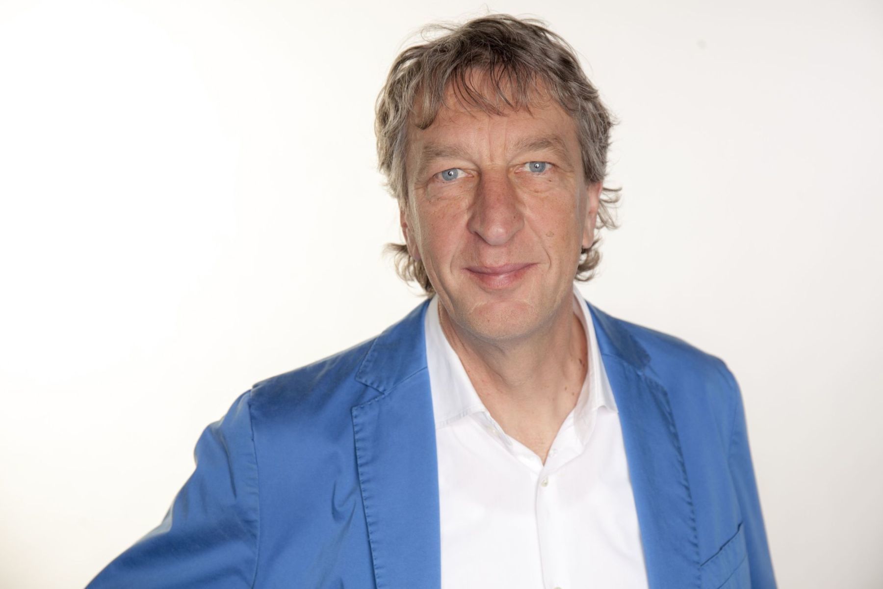 Matthias Bongar hält die Ansprache.