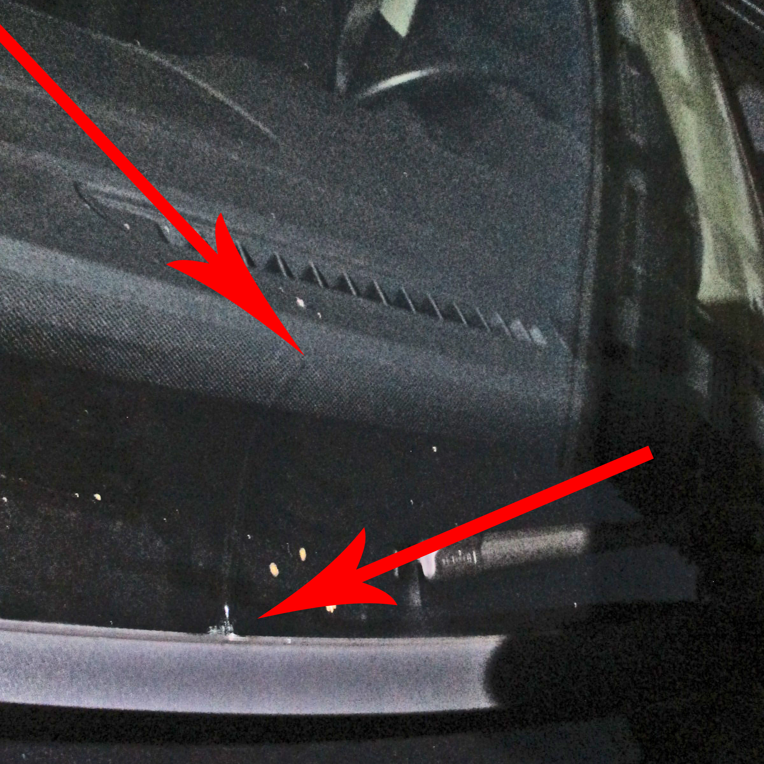 Der Schaden an der Windschutzscheibe des vom Stein getroffenen VW Polo.