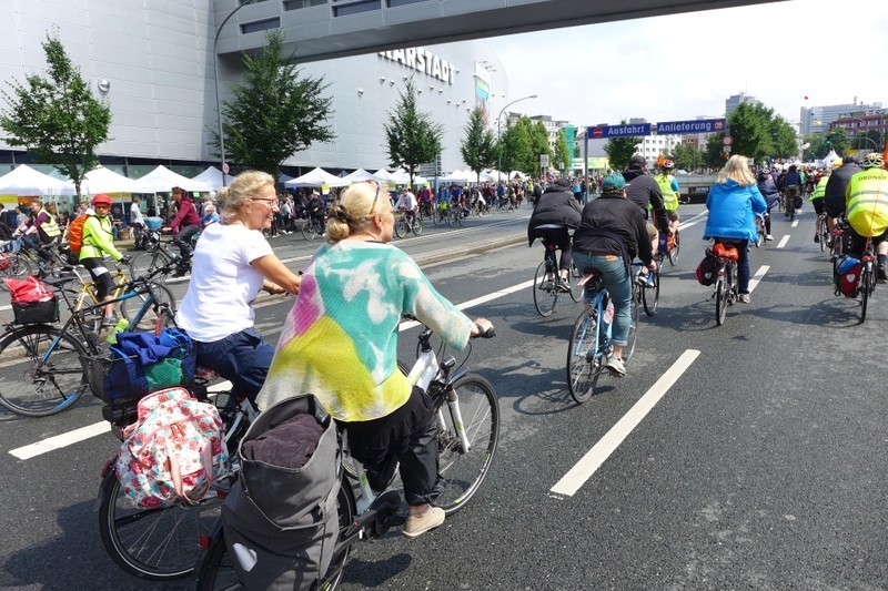Ratsfrau Hiltrud Schmutler-Jäger an einem der wenigen Tage, an dem kein abgetrennter Radverkehrsstreifen auf der Strecke zwischen Limbecker- und Berliner Platz nötig war. Aber leider ist das grüne Umwelthauptstadtjahr für Essen ja vorbei. Trotzdem wollen wir einige der Vorjahrsimpulse jetzt nutzen.
