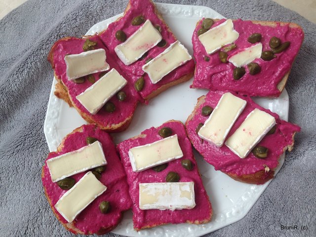 Rote Beete Hummus mit Kapern und Camenbert