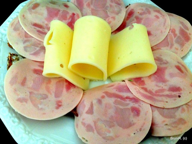Geflügelwurst und etwas Käse