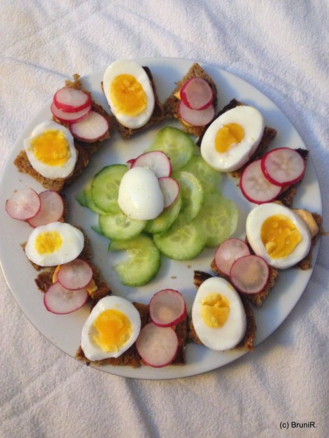 Ei und Radieschen mit Gurken