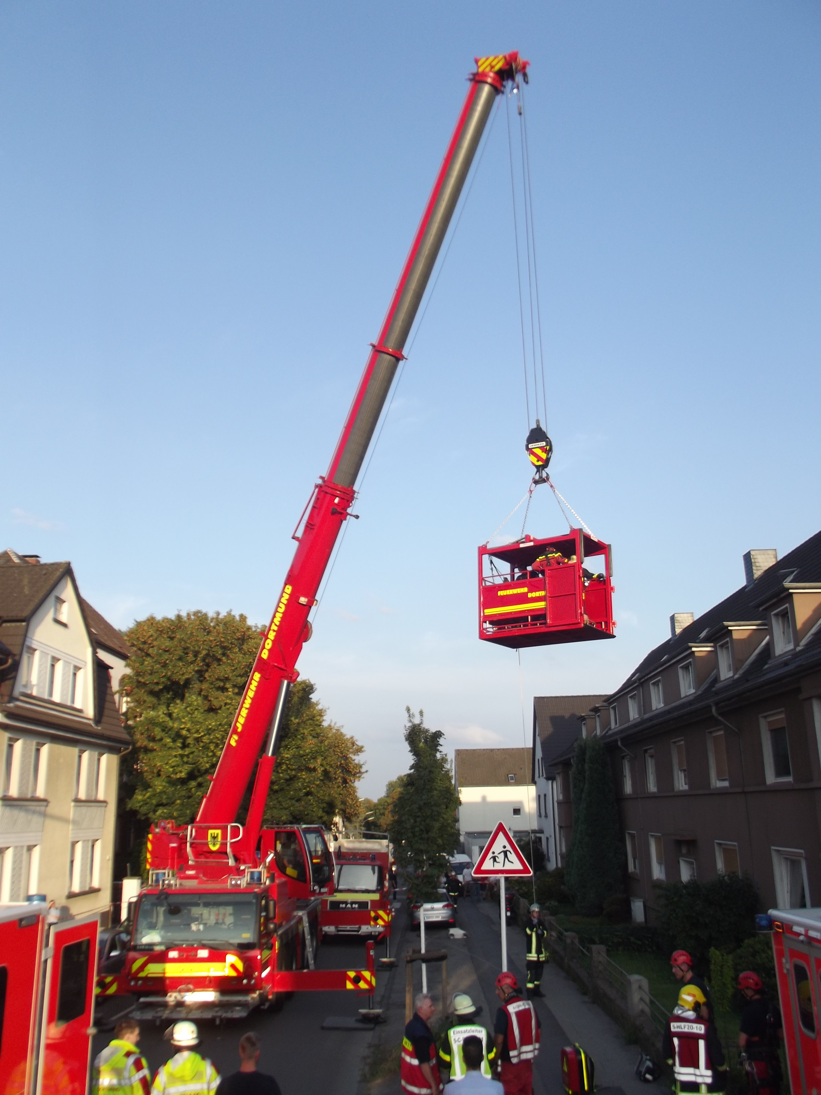 Der Feuerwehrkran mit dem Personentransportkorb.