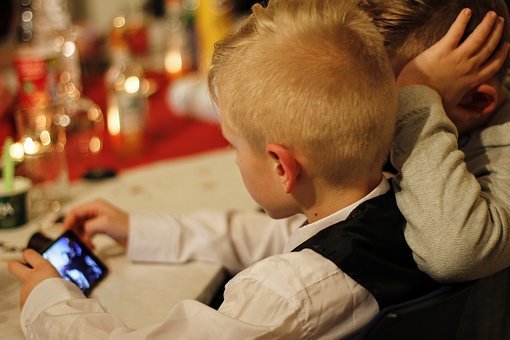 Das viele Kinder Smarphones haben, ist schon längst kein seltener Anblick mehr.