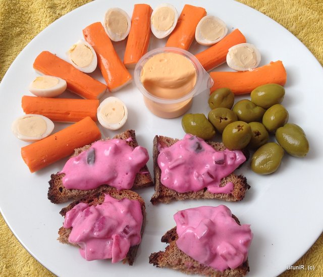 Kreationen von Fisch mit Wachteleier und Oliven