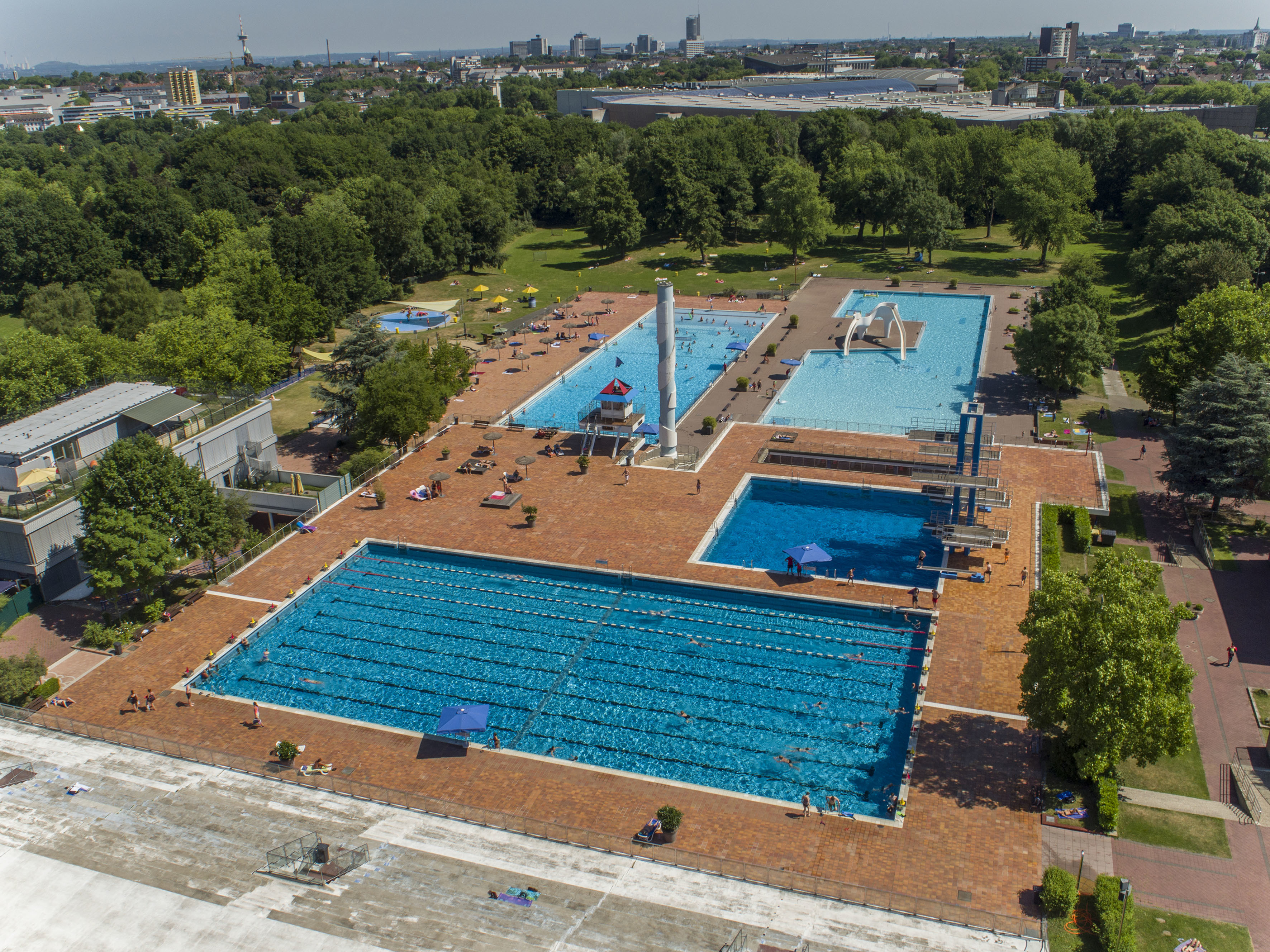 Multicopter Aufnahmen vom Grugabad in Essen, Am Grugapark 10. Das Foto entstand am 19.06. 2017.
Michael Gohl / FUNKE Foto Services