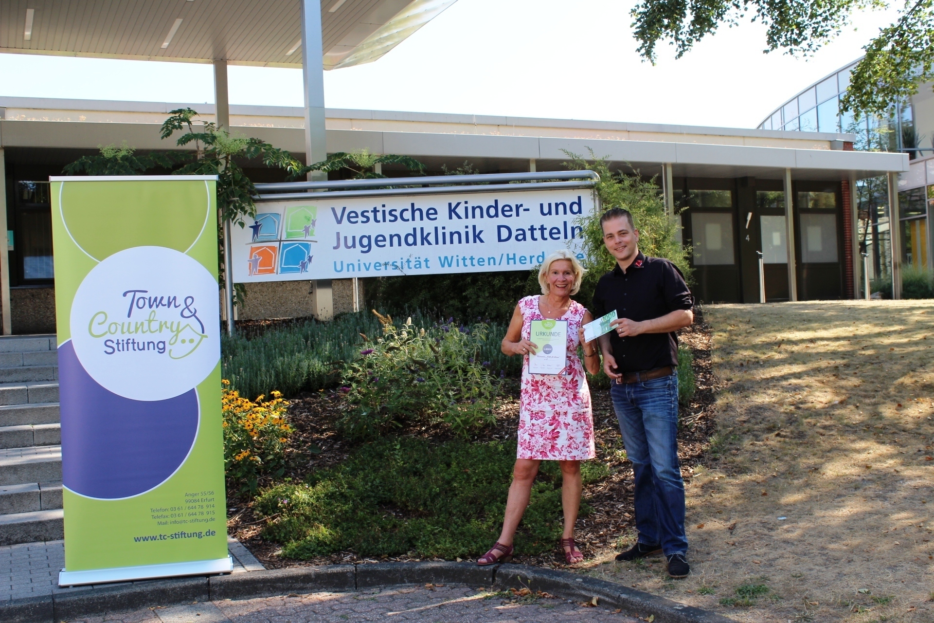 Gisela Stöver te Kaat (Förderverein Hilfe für Kinder e.V.) freute sich über den symbolischen Spendenscheck von Stiftungsbotschafter Christian Schiffmann.