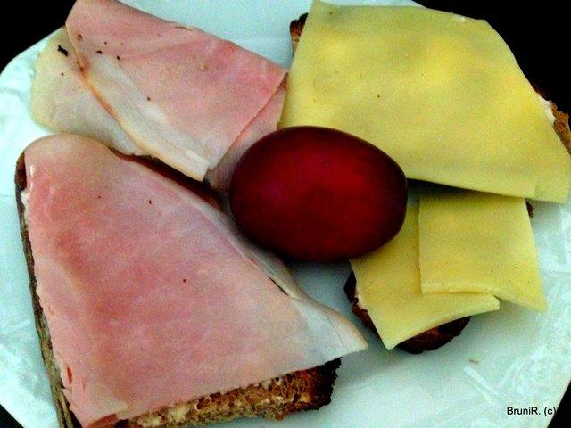 Schinken, Käse und eine Pflaume