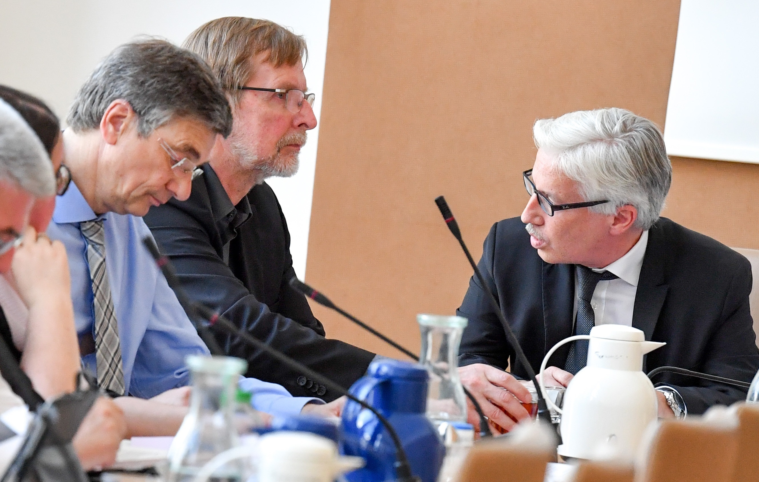 Kämmerer Frank Mendack (r.) im Gespräch mit seinen Kollegen Peter Vermeulen und Ulrich Ernst.
Foto: Archiv / Andreas Köhring