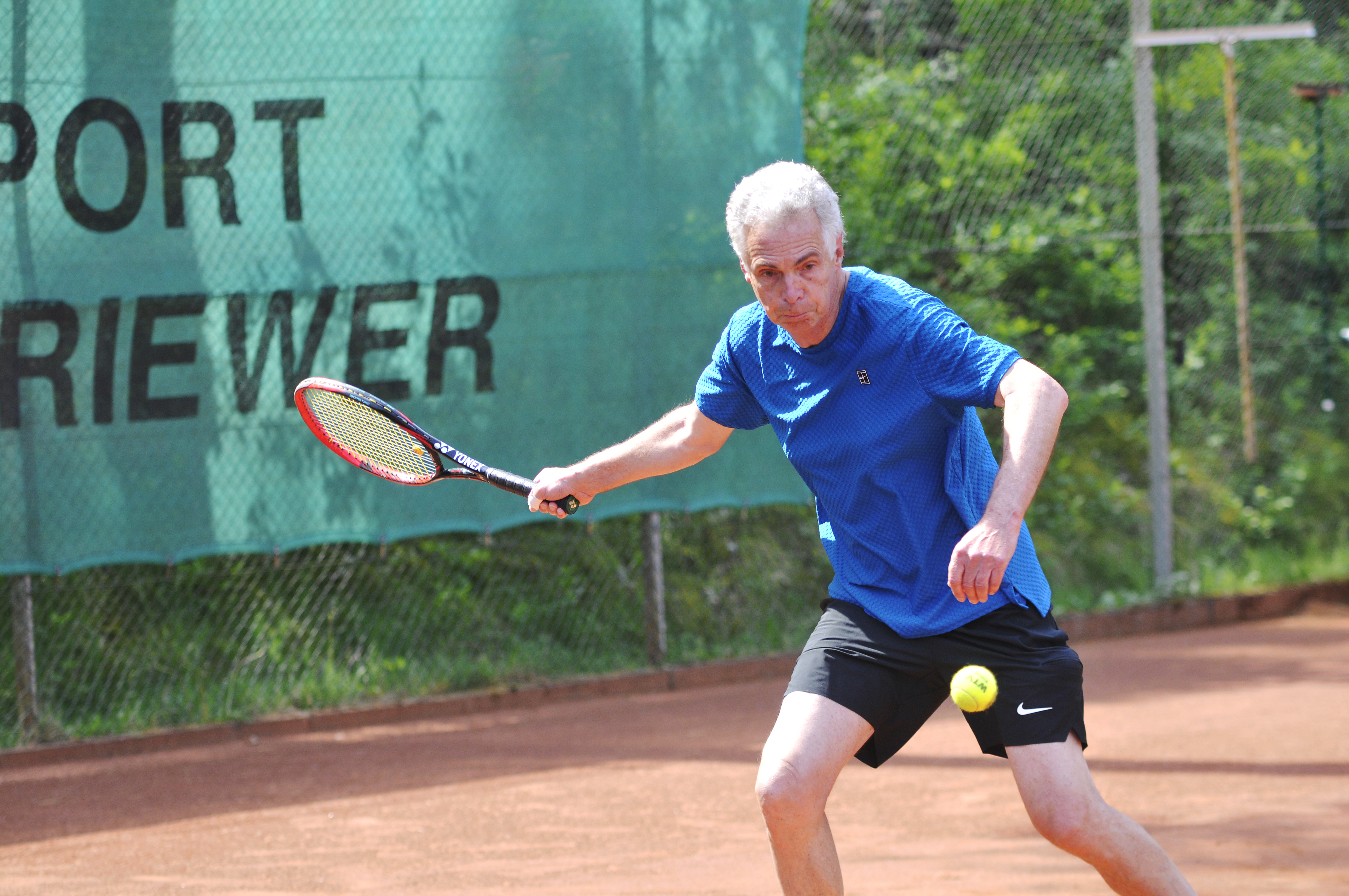 Norbert Emrath zeigte auch im letzten Saisonspiel eine starke Leistung. An Position drei gewann er sein Spiel mit 7:6 und 6:2. Foto: menze