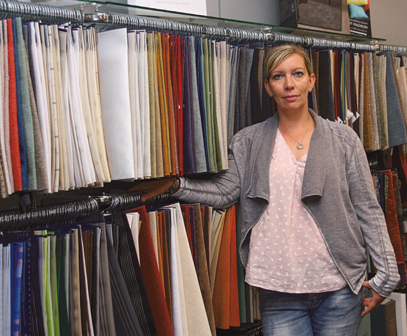 Anja Stephan präsentiert einen kleinen Teil der Stoffkollektion, aus der die Kunden des
Schaumstoffcenters Frank Stephan auswählen können. Foto: Demuth