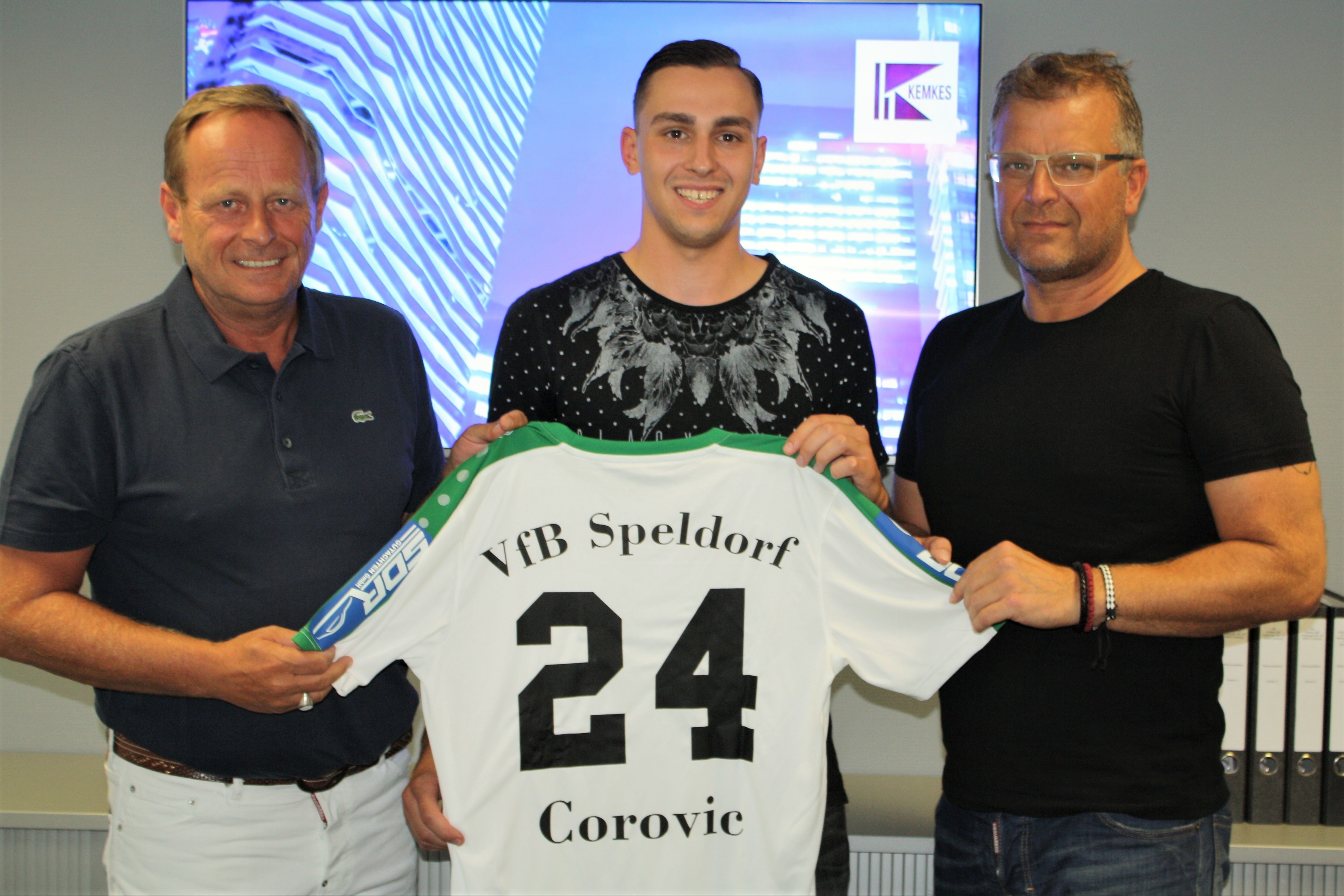 VfB-Präsident Frank Linnecke (li.) und Hauptsponsor Hans-Joachim Kemkes (re.) begrüßen Neuzgang Arman Corovic.