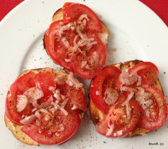 Laugenbrötchen mit Tomate