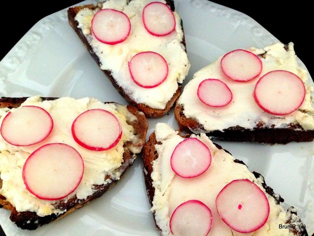 Frischkäse mit Radieschen