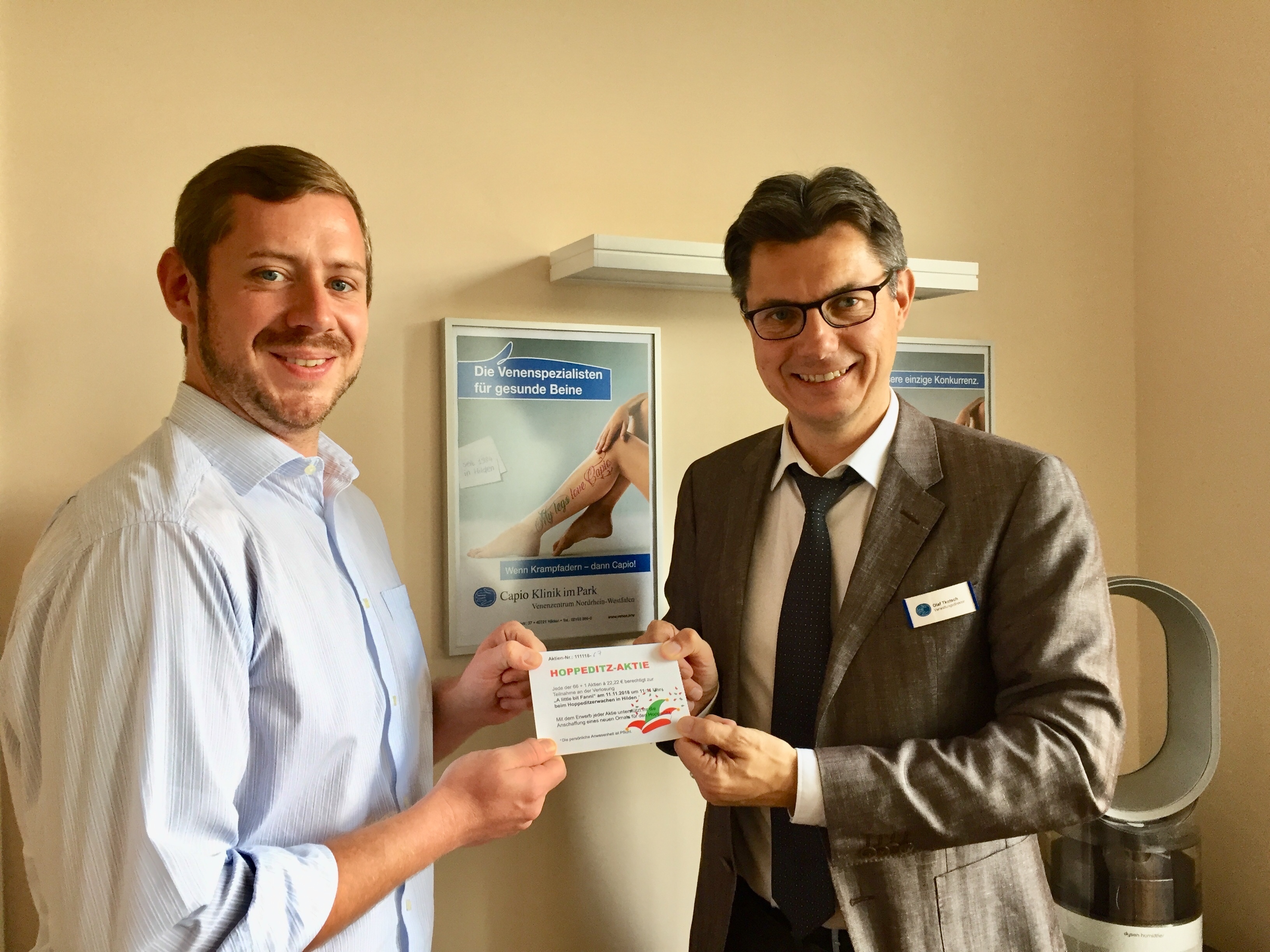 CCH-Präsident Daniel Pitschke überreicht die Hoppeditz-Aktie an Olaf Tkotsch, Verwaltungsdirektor der Capio Klinik im Park.