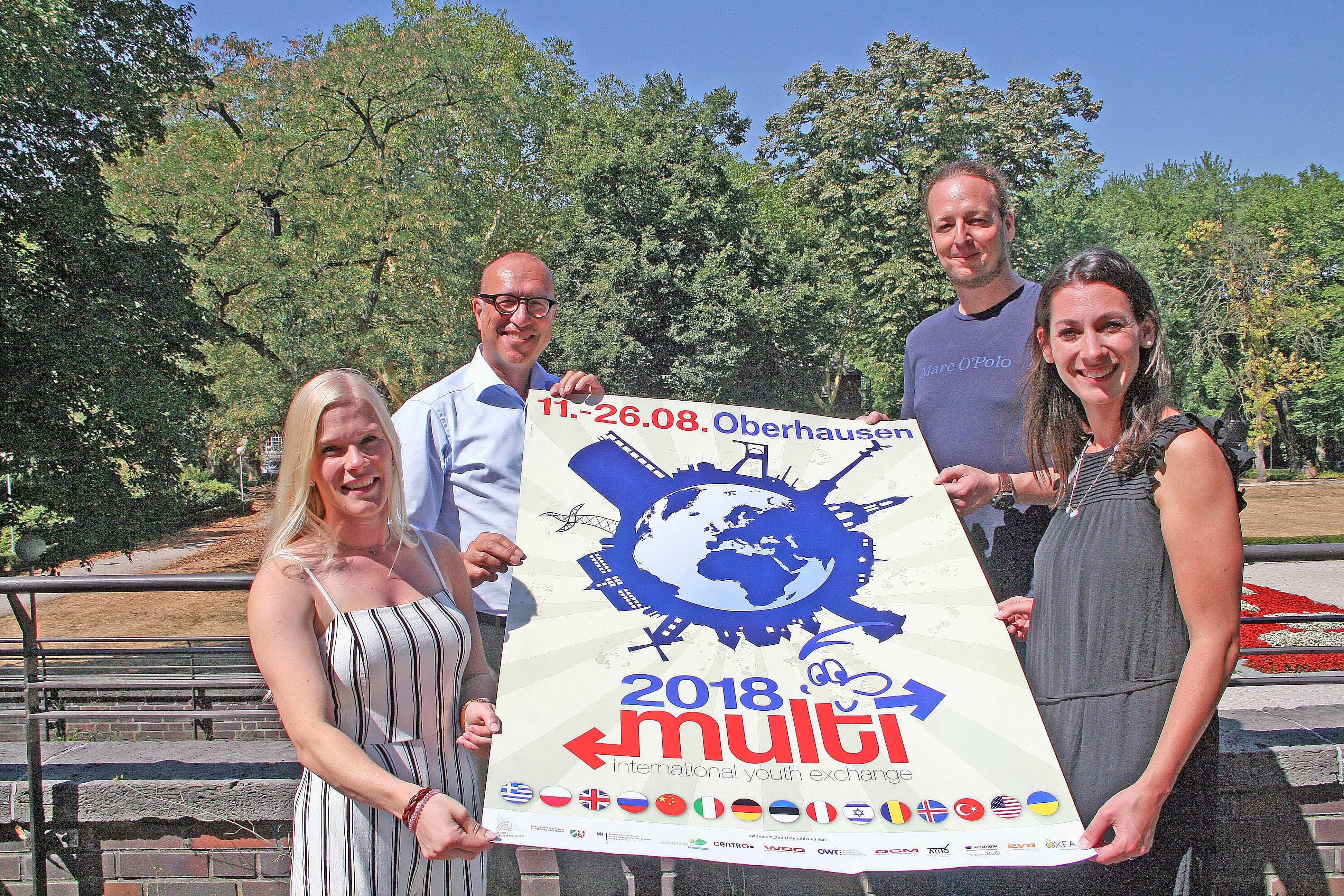 Freuen sich auf die "Multi": v.l.: Svenja Pitsch (Multi), Kulturdezernent Apostolos Tsalastras, Marc Grunenberg vom Büro für Interkultur und Maria Breuer von der Sparkassen-Bürgerstiftung. Foto: Stadt Oberhausen