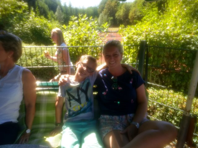 Jung und alt verbringen einen schönen Tag bei PSV