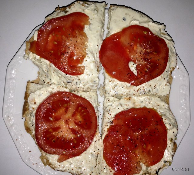 Tomaten auf Frischkäse