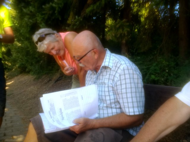 Bärbel und Winnie Weiß werten die Vorrundenergebnisse aus