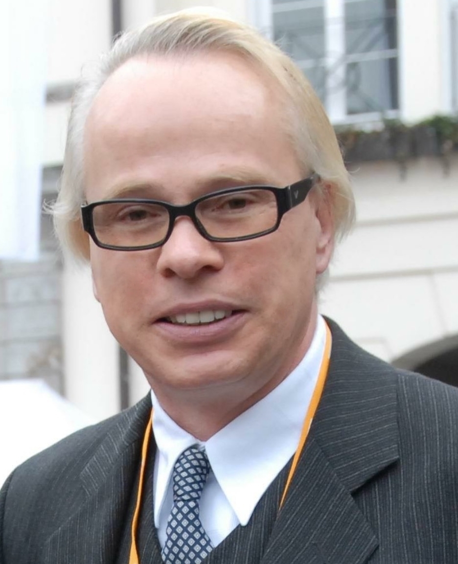 Es bewegt sich was im Stadtteil: Anwohner Karl Tauschke (CDU), Bezirksvertreter im Stadtbezirk 6, Vorstandsmitglied im CDU-Ortsverband Mörsenbroich, hat nicht nur die „ver-gessene“ Reparatur des Gehwegs an der Wilhelm-Raabe-Straße initiiert, sondern auch die Neugestaltung der Grünanlage an der Grenze zwischen Rath und Mörsenbroich.