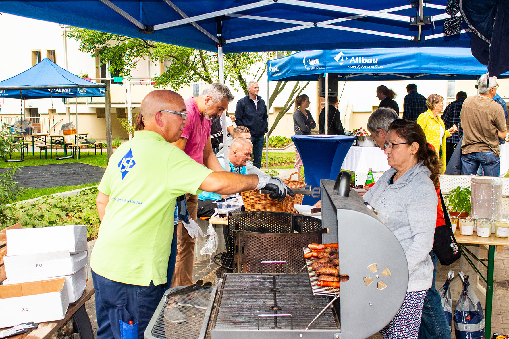 Die Bauleitung und der Hausmeister versorgten die Mieter als Dank mit Gegrilltem. Fotos: Georg Kosinski/Paperpix