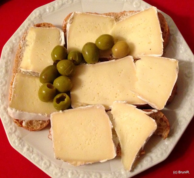 Camenbert mit Oliven