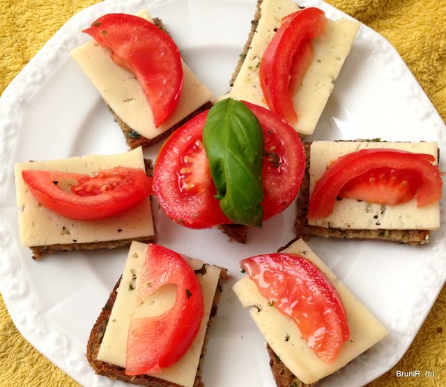 Tilsiter und Tomate